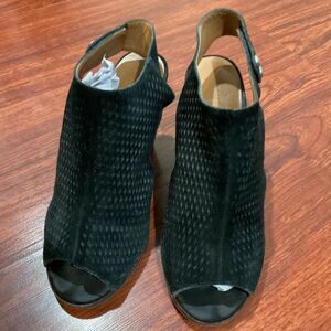 Arturo Chiang Janelle Black Suede Peep Toe Booties 7.5M Chunky Heel